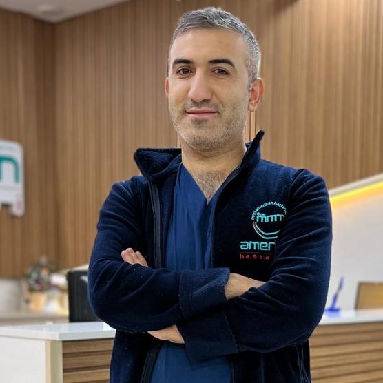 Physiotherapeut Mehmet in Walsrode mit Klinik-Hintergrund.