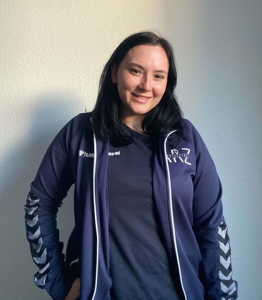 Physiotherapeutin Ecem lächelt in Sportjacke in Walsrode – Erfolgsgeschichte mit DIH ProPhysio.