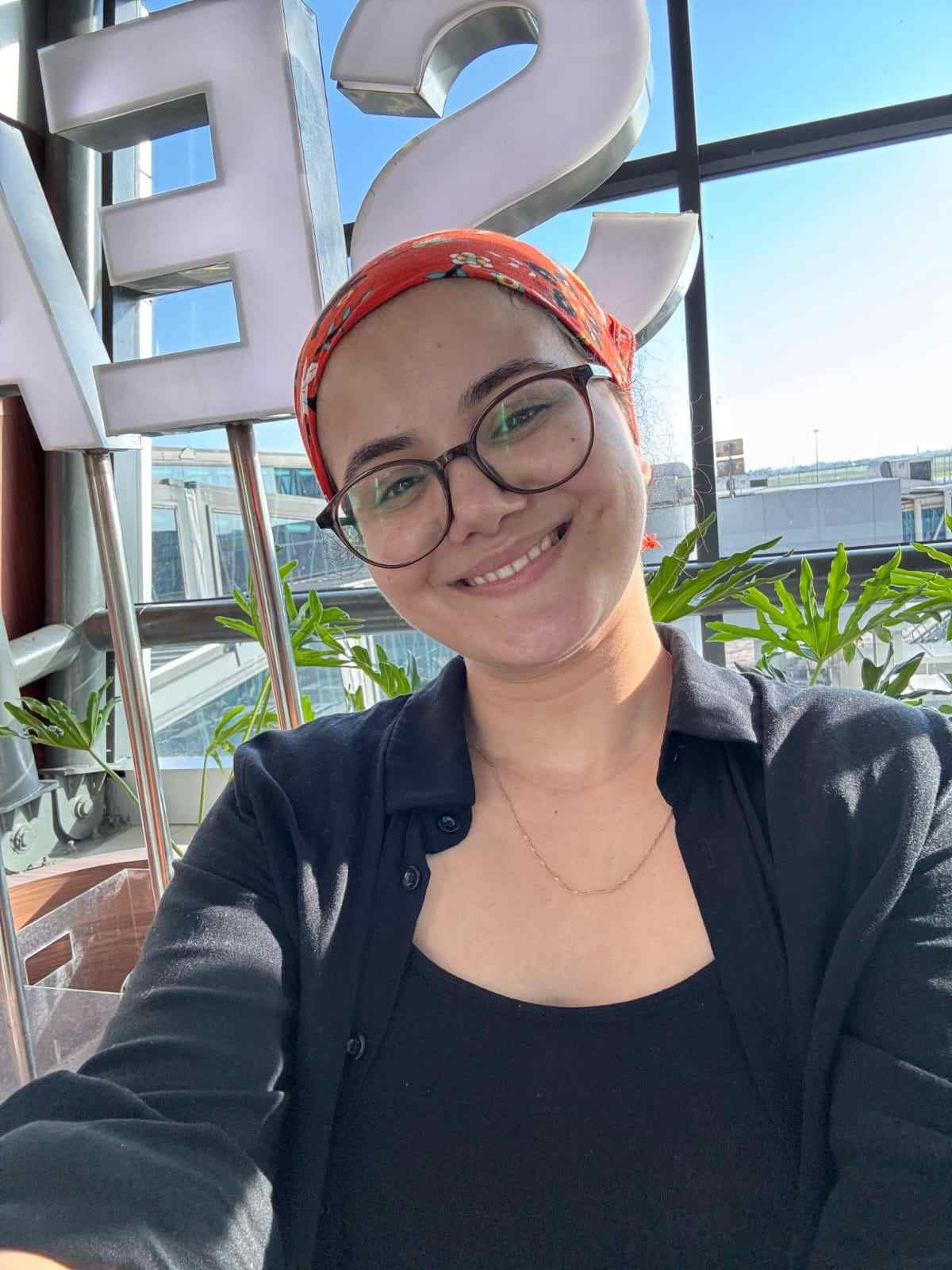 Physiotherapeutin in einer Therapiesituation (Symbolbild)