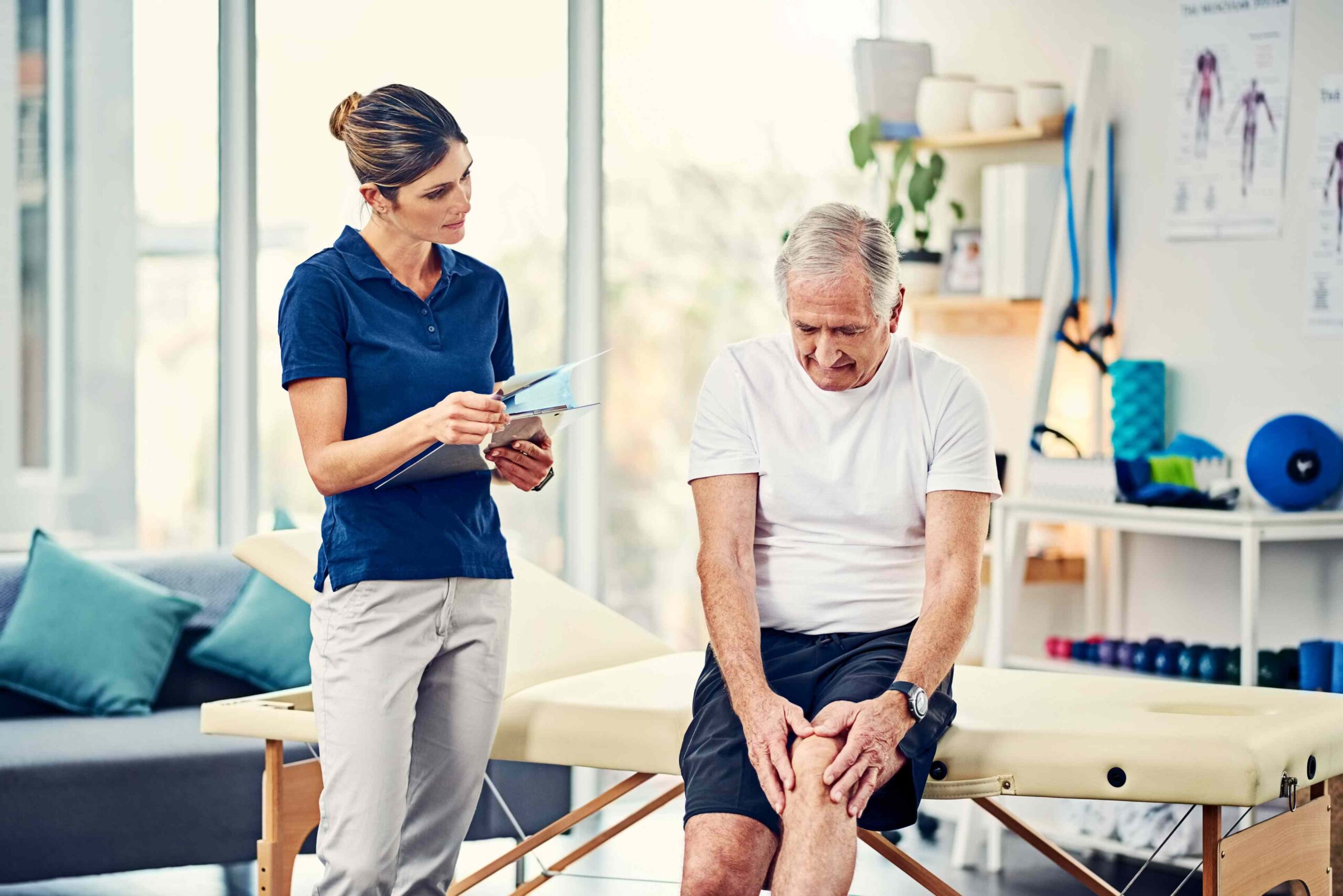 Physiotherapeutin behandelt Patienten in einer Praxis