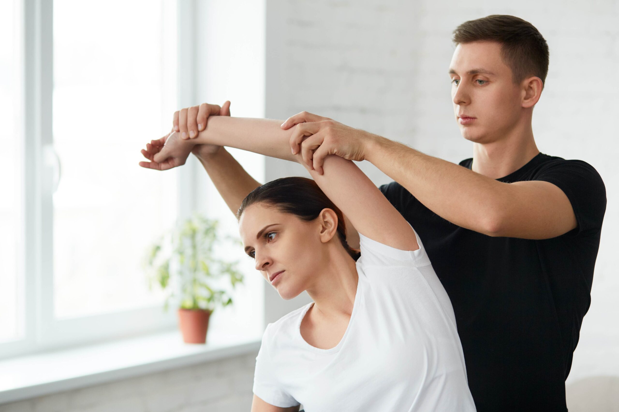 Physiotherapeut begleitet Patientin bei Übungen (Symbolbild)