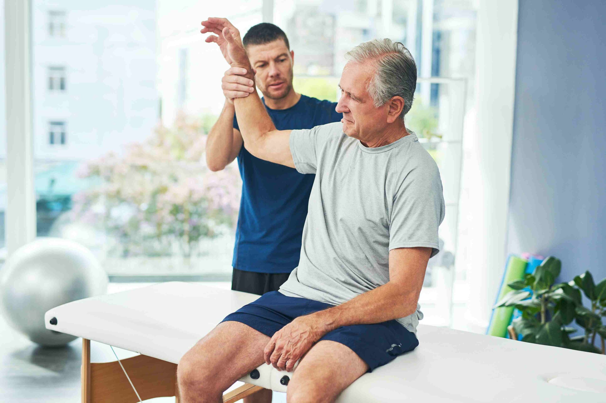 Physiotherapeut bei der Behandlung in einer Praxis