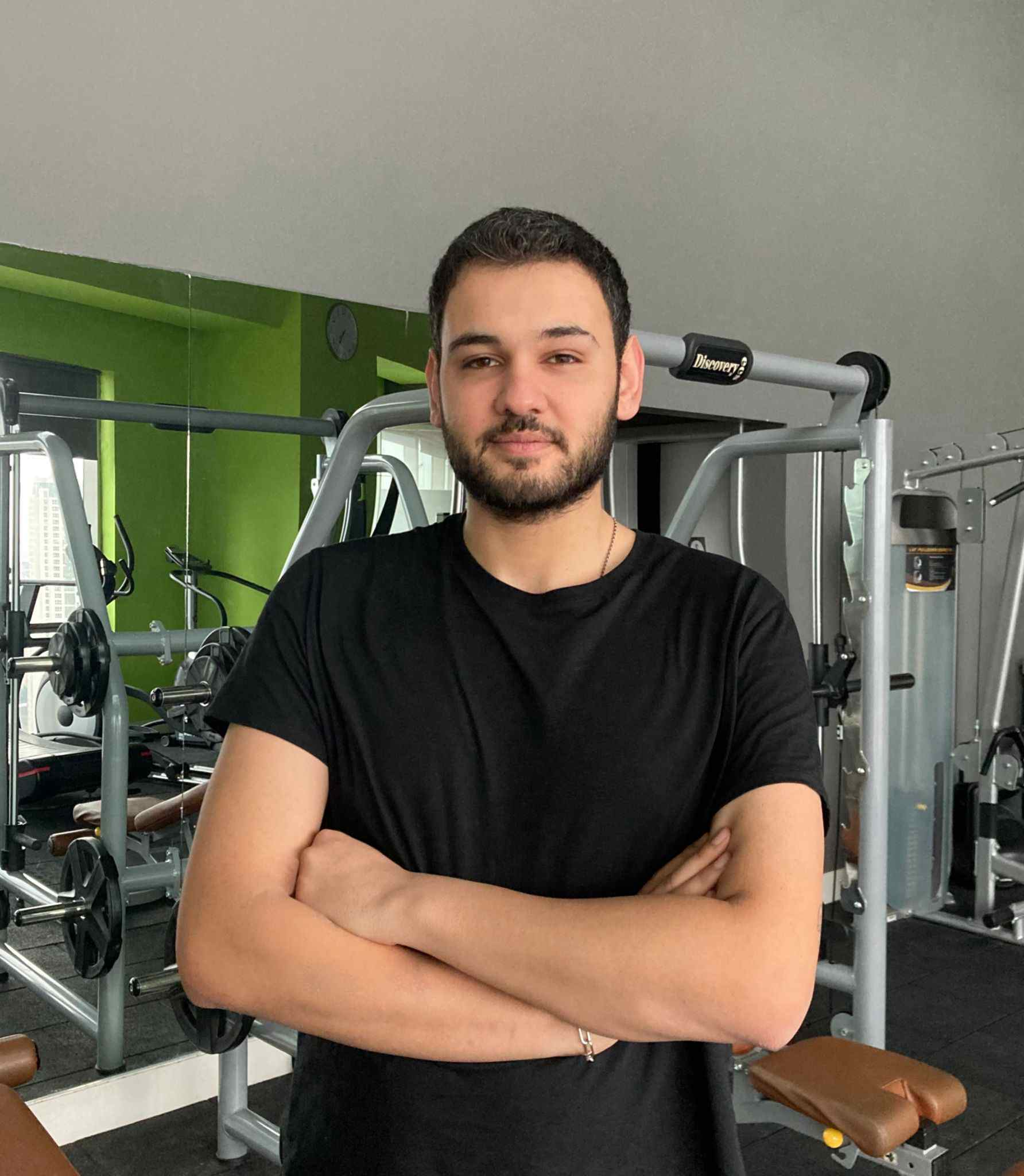 Physiotherapeut in einer Behandlungssituation in einer Klinik (Symbolbild)