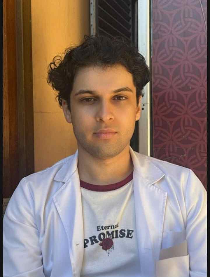 Physiotherapeutin und Patient in einer Therapiesituation (Symbolbild)