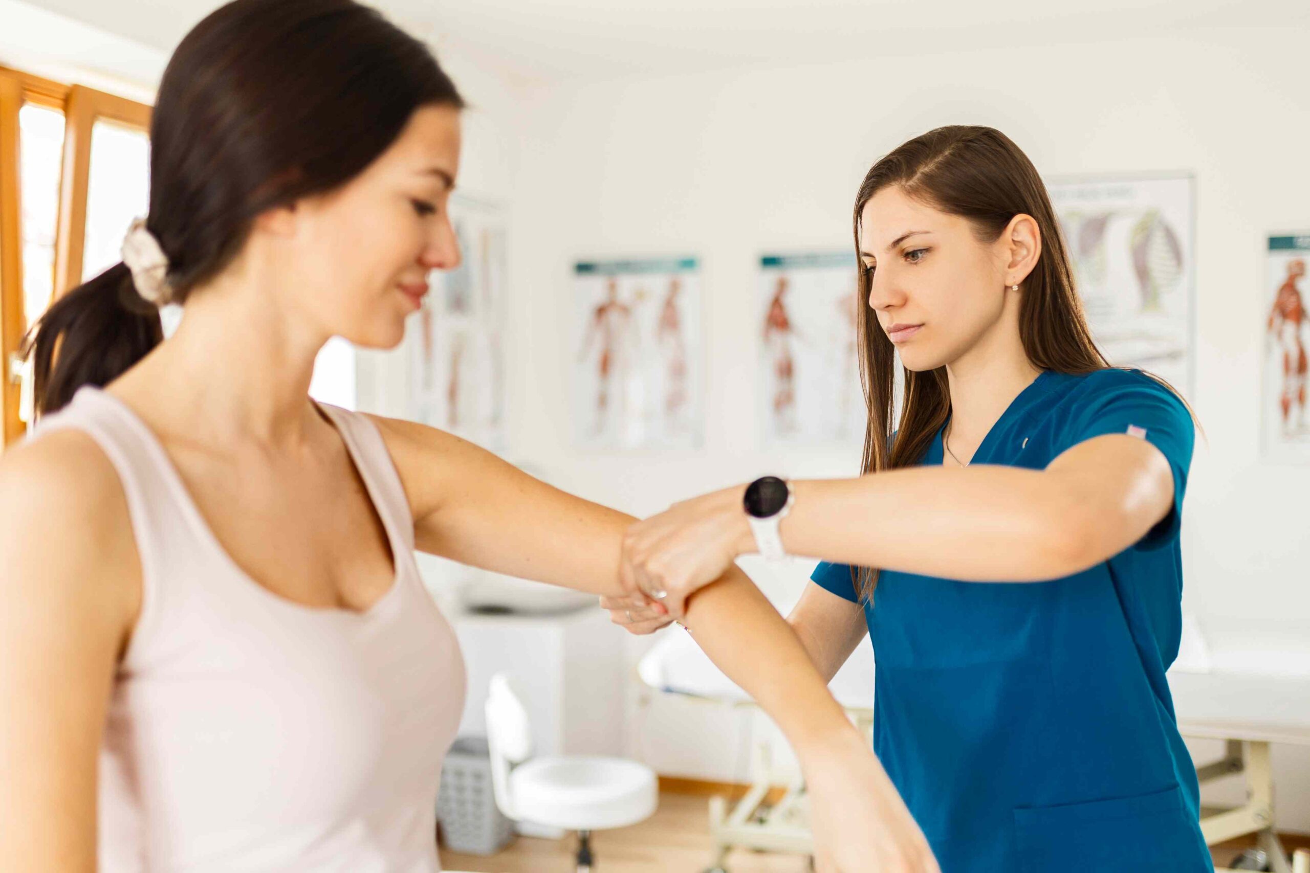 Physiotherapeutin behandelt Patient in einer Praxis